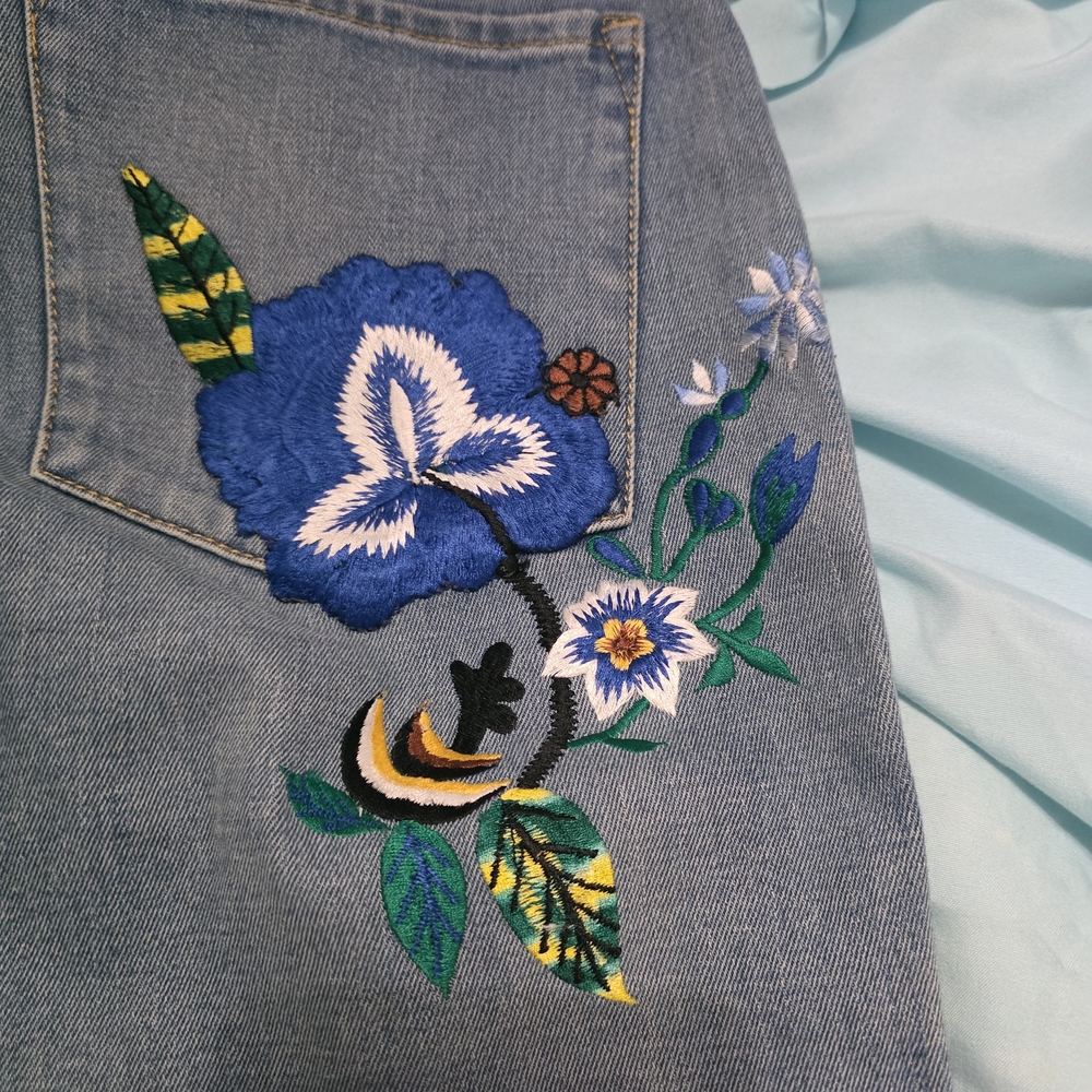 Alice + Olivia Light Blue Denim Skinny Jeans with Blue Floral Embroidery